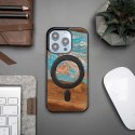 Etui Bewood Unique MagSafe Saturn z drewna i żywicy na iPhone 15 Pro - niebiesko-czerwone